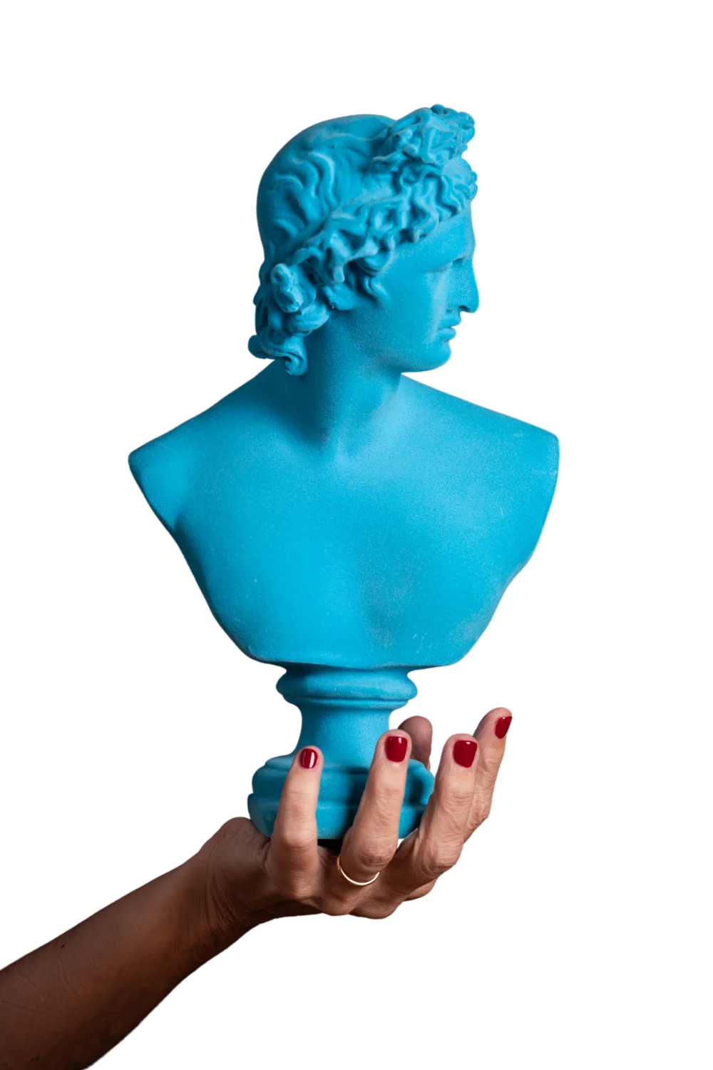 Mano con las uñas pintadas de granate sosteniendo un busto clásico de color azul turquesa
